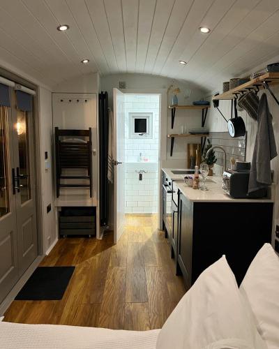 Luxury Shepherds Hut - The Sweet Pea by the lake reception